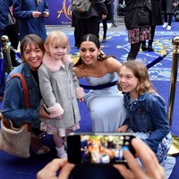 Naomi menyapa dan berfoto bersama para fans ciliknya. Film Aladdin yang diangkat dari kartun Disney berjudul sama akan tayang di bioskop akhir Mei ini. Foto: Getty Images