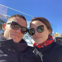 Polly dan Thomas telah dikaruniai dua orang anak, dan kini memiliki kehidupan yang indah di Spanyol. Tak jarang, mereka pun kerap berbagi momen romantis di Instagram. Foto: Instagram @pollyroseparsons