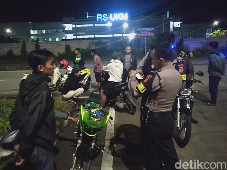 Bubarkan Balapan Liar di Gerbang Tol Soroja, Polisi Amankan 8 Motor Bubarkan Balapan Liar di Gerbang Tol Soroja, Polisi Amankan 8 Motor