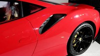 Mobil ini menawarkan performa layaknya mobil balap baik saat dikendarai di jalan maupun lintasan balap. Dibandingkan dengan 488 GTB, Pista lebih ringan 90kg. 