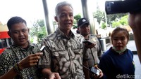 Ganjar tiba di gedung KPK, Jalan Kuningan Persada, Jakarta Selatan, Jumat (10/5/2019) sekitar pukul 09.57 WIB. Dia terlihat mengenakan kemeja batik lengan pendek.