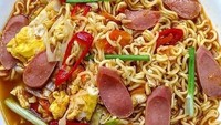 Mie rebus ini pasti akan menggoda kalian. Kuahnya hangat dengan paduan telur dan sosis ini tersaji hangat dan enak. Foto: Instagram@masakandiet