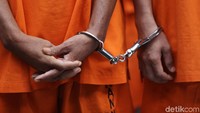Para tersangka dihadirkan dalam pemusnahan dengan tangan diborgol.