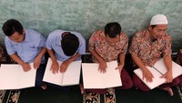 Sejumlah penyandang tunanetra membaca Alquran braile di Masjid Komplek Panti Pelayanan Sosial Disabilitas (PPSDN) Penganthi Temanggung, Jawa Tengah, Jumat (10/5/2019). Antara Foto/Anis Efizudin.