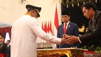 Selanjutnya mereka berdua menandatangani berita acara pengambilan sumpah.