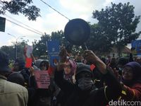 'Bersenjata' Panci, Emak-emak Minta KPU Autopsi Jenazah Petugas KPPS