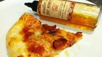 Bosan dengan rasa pizza yang itu-itu saja? Tambahkan saja sedikit madu di atasnya, pastinya menimbulkan rasa manis baru dengan gurih hangat dari pizza. Foto: Istimewa