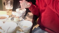 Bersama dengan sahabatnya. Alan menikmati hot pot saat berkunjung ke Taipei, Taiwan. Meski tak menggunakan masker, tapi tetap saja ya Alan menutupi mulutnya dengan tangan. Foto: Instagram@alanwalkermusic