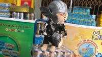 Dewa Petir alias Thor sedang sibuk menjaga warung minuman. Jangan bikin ia marah ya, atau bisa-bisa ia memukulkan palu dan menjadi petir. Foto: instagram @dog1501