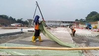 Petugas dan alat berat disepanjang KM 68-70 arah Jakarta-Bandung dan sebaliknya nampak sibuk mengerjakan relokasi tersebut.