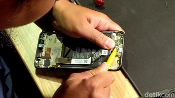 Melepas bagian bawah. Foto: Adi Fida Rahman/detikINET