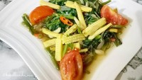 Cah kangkung semakin istimewa dengan tambahan jagung muda dan irisan tomat. Sensasi rasa gurih, asin dan pedas tumisan ini siap jadi pelengkap sahur. Foto : instagram @bekelbunda_nia