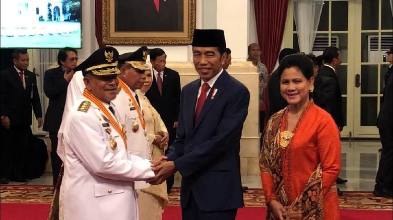 Jokowi Lantik Gubernur dan Wagub Maluku Utara di Istana Jokowi Lantik Gubernur dan Wagub Maluku Utara di Istana