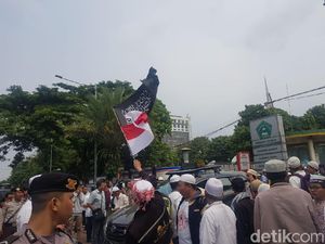 Massa Pendemo KPU-Bawaslu Mulai Long March dari Istiqlal