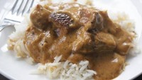 Sama-sama memiliki warna cokelat, potongan daging ini dicampurkan dengan bumbu kari dan selai kacang yang kental. Kira-kira bagaimana rasanya ya? Foto: Istimewa
