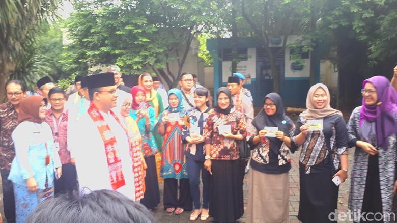 Gubernur Anies Serahkan Kartu Dasa Wisma untuk Program Pendataan Gubernur Anies Serahkan Kartu Dasa Wisma untuk Program Pendataan
