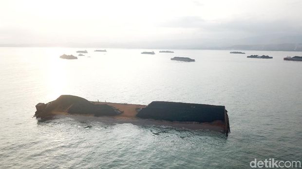 Cerita Batu Bara Berserakan di Pantai Cipatuguran Sukabumi