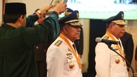 Acara kemudian dilanjutkan pengambilan sumpah Abdul Gani-Al Yasin oleh Jokowi. 
