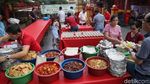 Nikmat! Warga Tionghoa Sebar Takjil Gratis