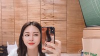   Kali ini aktris kelahiran Los Angeles, Amerika Serikat itu melakukan selfie dengan semangkuk poke bowl. Dinner time, tulisnya. Foto: Instagram han_ye_seul_