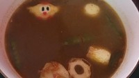Selain melampirkan foto tampilan makanan, biasanya netizen juga menceritakan kronologis lengkap soal kejadian menyedihkannya. Tom yum seharga Rp 27.000 ini, misalnya, hanya berisi topping minimalis. Foto: Instagram _sadfood
