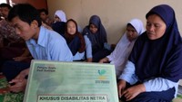 Keterbatasan dalam indra penglihatan tak melonggarkan semangat para penyandang tunanetra untuk melakukan berbagai hal bermanfaat di bulan suci Ramadhan. Antara Foto/Anis Efizudin.