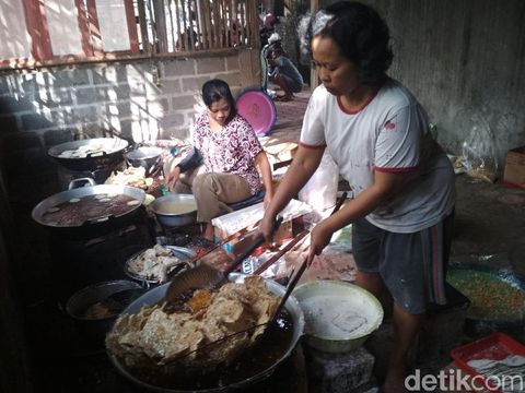 Ibu-ibu sedang menggoreng keripik tempe/