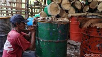 Seorang perajin nampak sibuk membuat bedug di kawasan Tanah Abang, Jakarta.