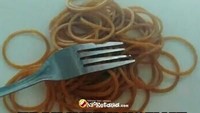 Bentuk karet yang pipih dan berwarna cokelat sepintas memang terlihat seperti bentuk mie goreng. Apalagi di sampingnya ada garpu. Foto: ayoketawa