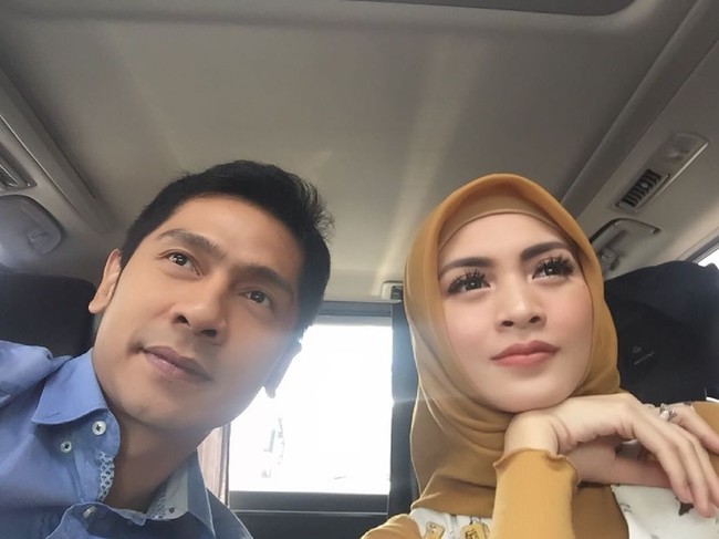 Kini, ia mantap berhijab dan didukung penuh oleh suaminya Adi Nugroho. Wanita kelahiran 1989 ini pertama kali mengunggah foto memakai hijab pada Minggu (5/5/2019).  Foto: Instagram/donitahubiy