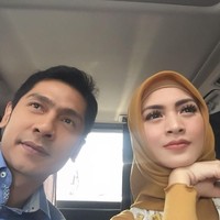 Kini, ia mantap berhijab dan didukung penuh oleh suaminya Adi Nugroho. Wanita kelahiran 1989 ini pertama kali mengunggah foto memakai hijab pada Minggu (5/5/2019).  Foto: Instagram/donitahubiy