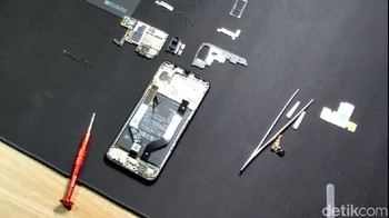 Saatnya mempreteli bagian utamannya. Foto: Adi Fida Rahman/detikINET