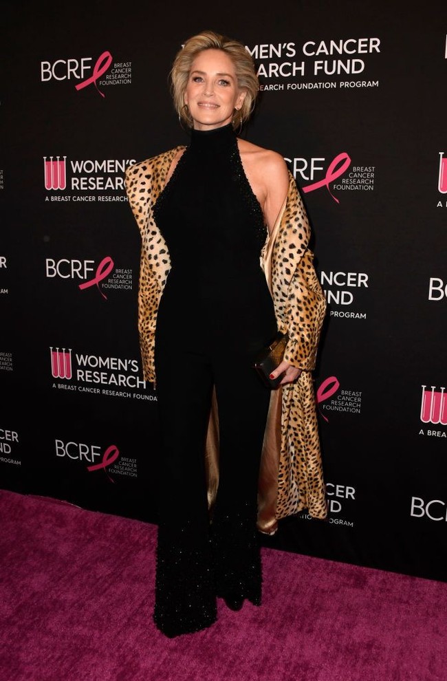 Penampilan primanya didukung juga dengan olahraga yang dilakukannya secara rutin. Sharon melakukan pilates setiap dua hari sekali. Serta menjaga makanannya dengan diet rendah karbohidrat.  Foto: Getty Images