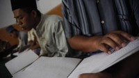Para penyandang tunanetra di Solo, ramai-ramai bertadarus menggunakan Alquran braile di masjid setempat. Antara Foto/Maulana Surya.