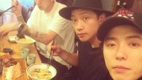 Tahun 2016 lalu, pemain Coffee Prince itu menyantap ramen dan sushi dengan Rain. Sebelum makan, ia sengaja berswafoto dengan Rain dan seorang rekannya. Foto: Instagram jaeuck.kim