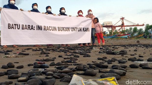 Aktivis Lingkungan Bersihkan Batu Bara Berserakan di Pantai Cipatuguran