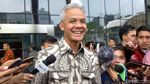 Ganjar Pose Tiga Jari Usai Diperiksa KPK