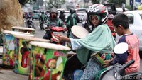 Menurut pedagang di kawasan itu, penjualan bedug akan sangat ramai saat memasuki 10 hari terakhir bulan puasa.