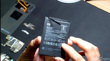 Inilah wujud baterai Redmi Note 7. Foto: Adi Fida Rahman/detikINET