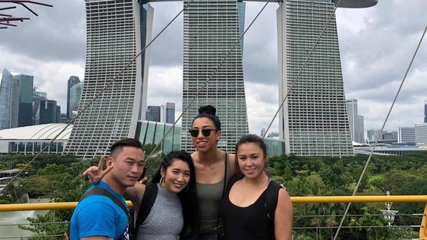 Di sela kegiatannya di atas ring dan pemotretan, Reika juga gemar traveling. Ini saat dia berada di Singapura bersama rekannya (@saikireika/Instagram)