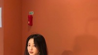 Lagi-lagi kedapatan menyesap secangkir kopi. Tapi Ye Seul kali ini sengaja mengangkat satu kakinya di kursi. Foto: Instagram han_ye_seul_