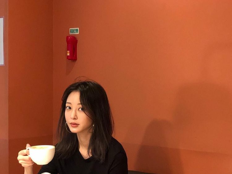 Ini Dia Si Cantik Han Ye Seul Big Issue yang Doyan Ngopi dan Ngemil