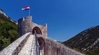 The Walls of Ston, begitulah nama destinasi ini. Tembok besar ini berada di Kota Ston, sekitar 1 jam perjalanan dari Dubrovnik, Kroasia. (iStock)