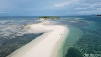 Pulau Pasir ini pun disebut sebagai fenomena laut terbelah di Lombok (Wisnu/detikcom)