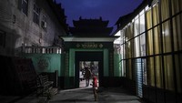 Tak jauh berbeda dengan imam masjid lelaki pada umumnya, seorang muslimah yang ingin menjadi imam harus memiliki pengetahuan agama yang sangat mendalam dan menyeluruh, serta memiliki tanggung jawa juga kepercayaan diri yang baik untuk dapat memenuhi panggilan tersebut. Kevin Frayer/Getty Images.
