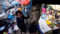 Sejumlah orang tinggal di Kota Sanaa, Yaman, adalah pengungsi yang pergi dari tempat asal mereka di kawasan Taiz akibat konflik berkepanjangan.