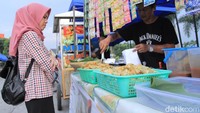 Berbagai penjual takjil pun berjejer di sekitar taman (Wisma Putra/detikcom)
