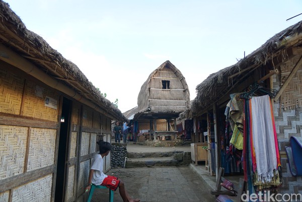 Di Desa Sade, terdapat 150 rumah dengan 150 kepala keluarga dengan jumlah kepala 700 orang. (Syanti/detikcom) Di Desa Sade, terdapat 150 rumah dengan 150 kepala keluarga dengan jumlah kepala 700 orang. (Syanti/detikcom)