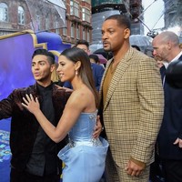 Turut hadir di premier tersebut, Mena Massoud yang memerankan Aladdin. Tidak ketinggalan, sang pemeran Genie, aktor Will Smith. Begini aksi mereka ketika selfie bersama. Foto: Getty Images