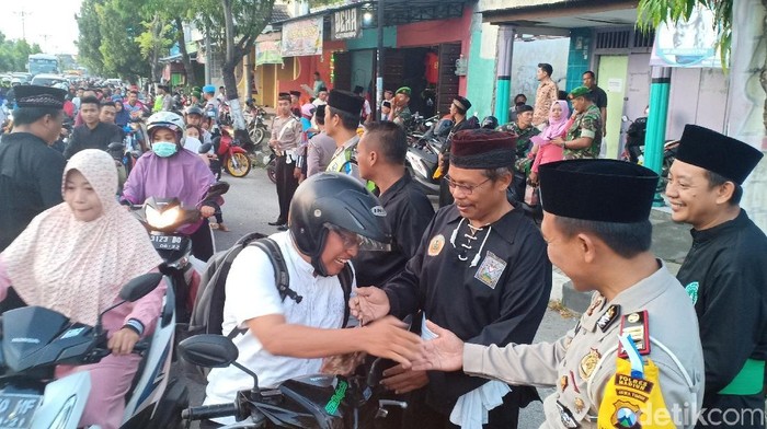 Pesilat dan Polisi Madiun Bagikan 1.000 Takjil Gratis pada Pengendara
